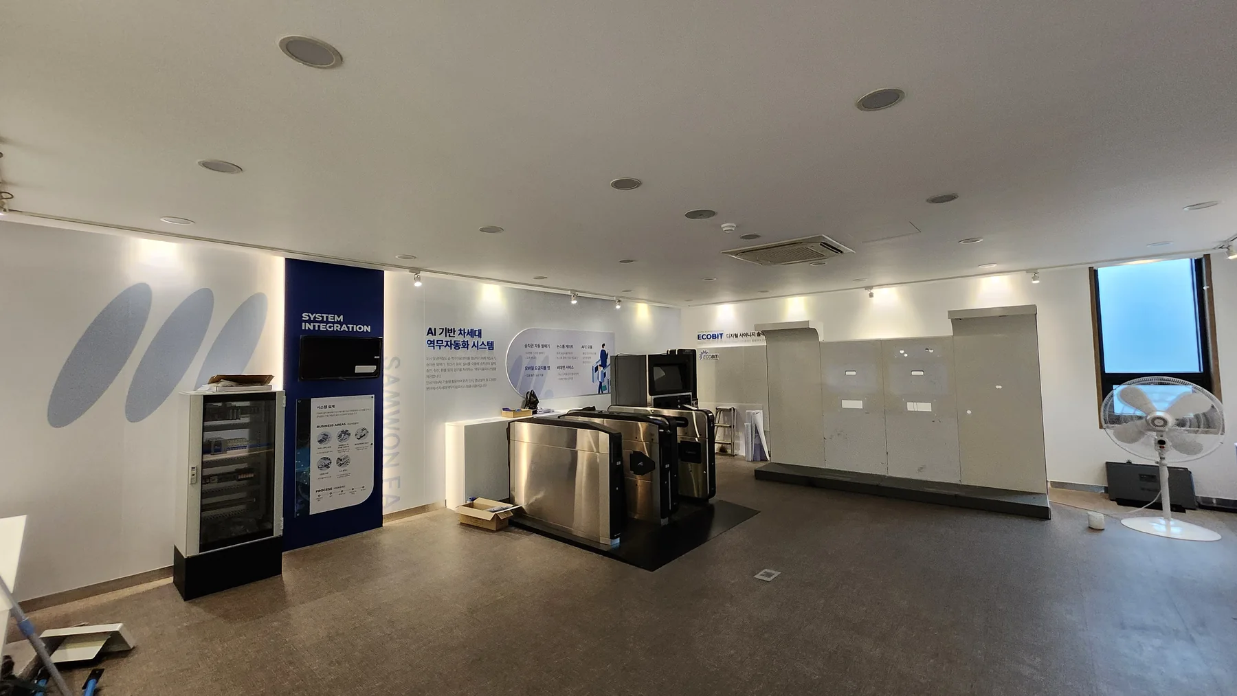 화이트와 블루 컬러로 완성된 삼원FA 전시실 전경